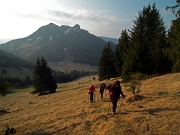 06 Il pratone salito con il Monte Scanapà sullo sfondo